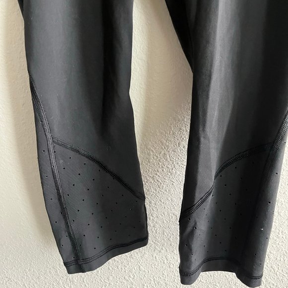 Athleta Women's Stealth Trucool Black Capri Laser Cut Leggings Size S - Picture 3 of 11